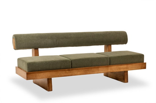 Banco de tres plazas en fresno claro y terciopelo mohair verde. Contemporáneo.