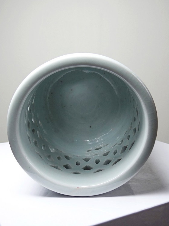 Image 1 of Portacepillos de porcelana celadón calada, estilo Joseon coreano, siglo XX.
