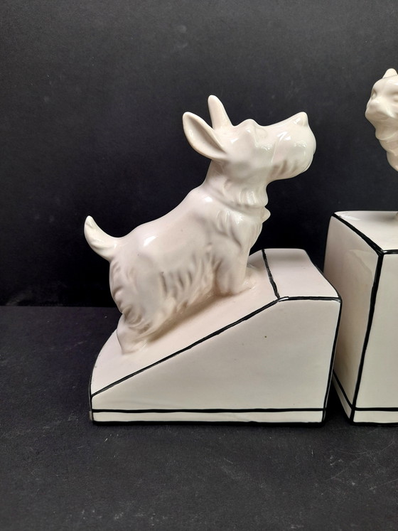 Image 1 of Een paar art-deco boekensteunen met een kat en een hond.
