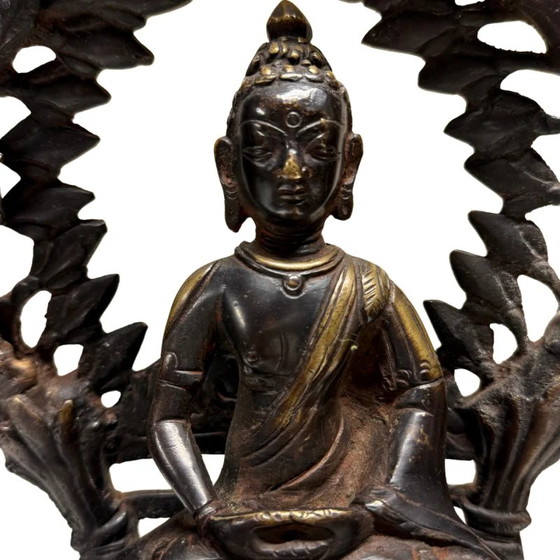 Bouddha Shakyamuni de l'Himalaya antique avec auréole – XVIIe-XVIIIe siècle – Lot 406 – Sculptures, Bronze (photo 19 of 25)