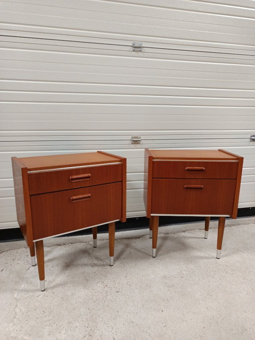 Magnifique ensemble de 2 tables de chevet en teck d'origine.