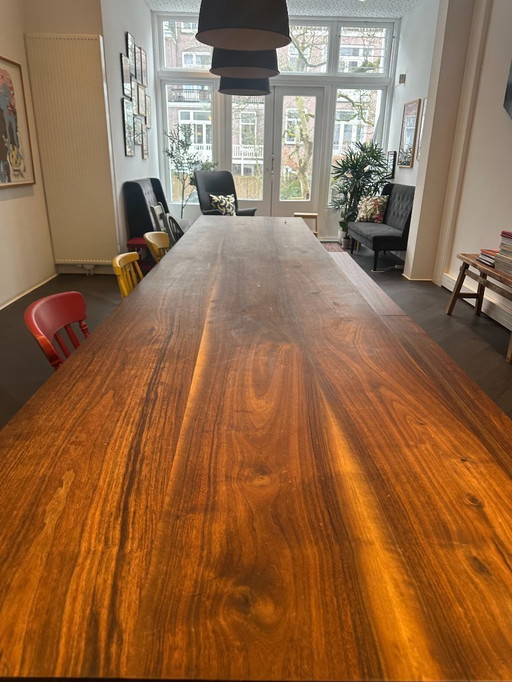 Tafel van walnotenhout