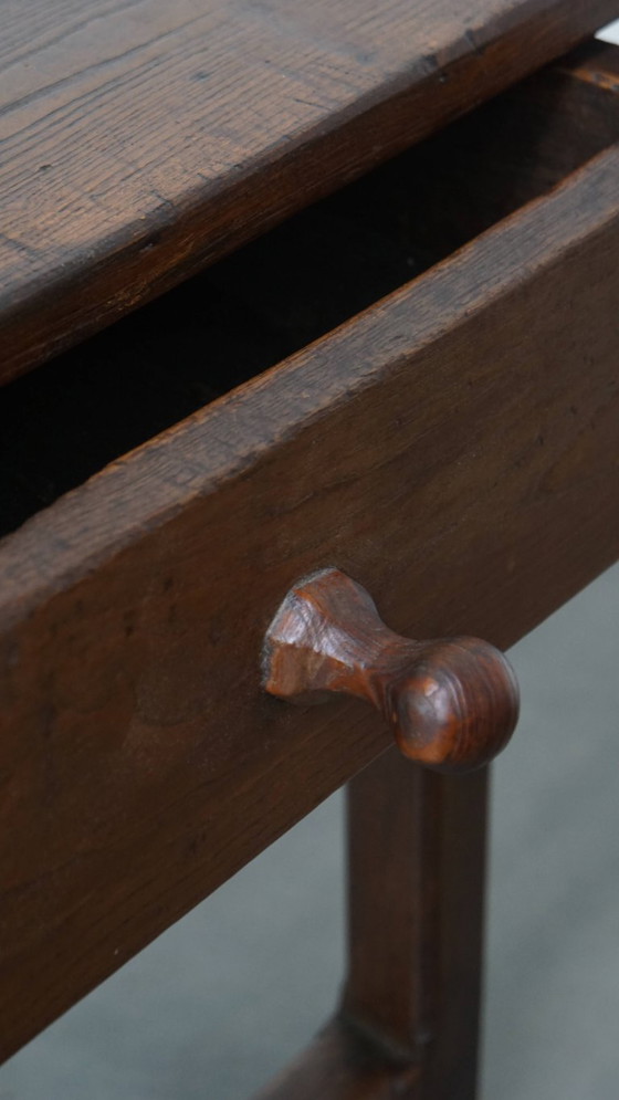 Image 1 of Ancienne table de salle à manger paysanne en châtaignier pour 4 à 6 personnes avec deux tiroirs du début du 19ème siècle