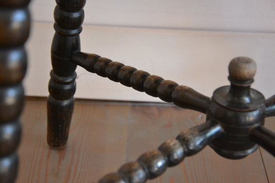 Image 1 of Vieille table d'appoint en chêne avec de magnifiques pieds incurvés et de jolies sculptures sur bois