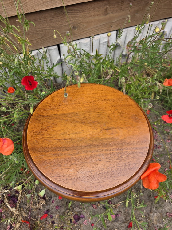 Image 1 of élégante table d'appoint vintage en bois massif