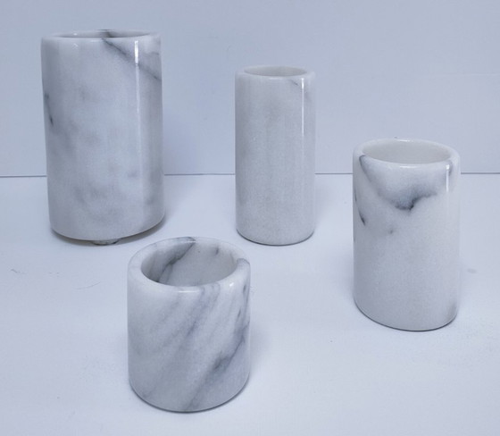 Image 1 of quattro candelabri in marmo bianco con venature nere