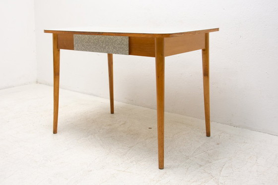 Image 1 of Table centrale en formica et bois du milieu du siècle, Tchécoslovaquie, années 1960