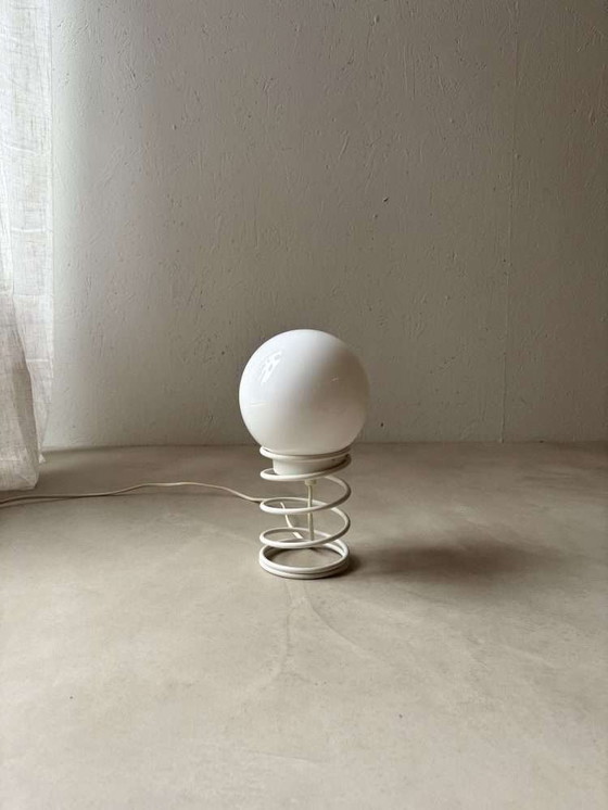 Image 1 of Minimalistische spiraal tafellamp jaren 80 met melkglas kap