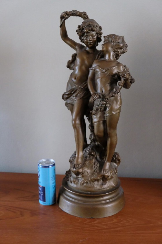 Una estatua dorada/cobriza de un niño y una niña jóvenes enamorados. – Esculturas, Metal (photo 18 of 19)