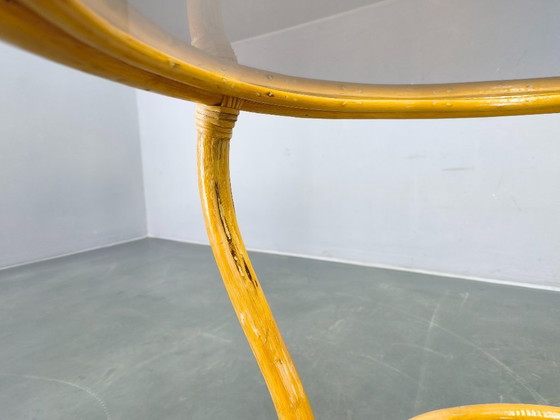 Image 1 of Mesa de centro italiana de ratán de mediados de siglo con tapa de cristal, década de 1960.