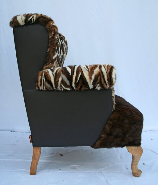 Antieke oorfauteuil met hergebruikte bontjassen bekleed (1910) 