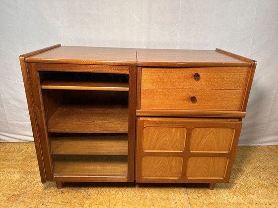 Image 1 of Vintage teakhouten platen- en muziekkast uit het midden van de eeuw van Parker Knoll (1960-1970) Zeldzaam Brits ontwerp | Prakti