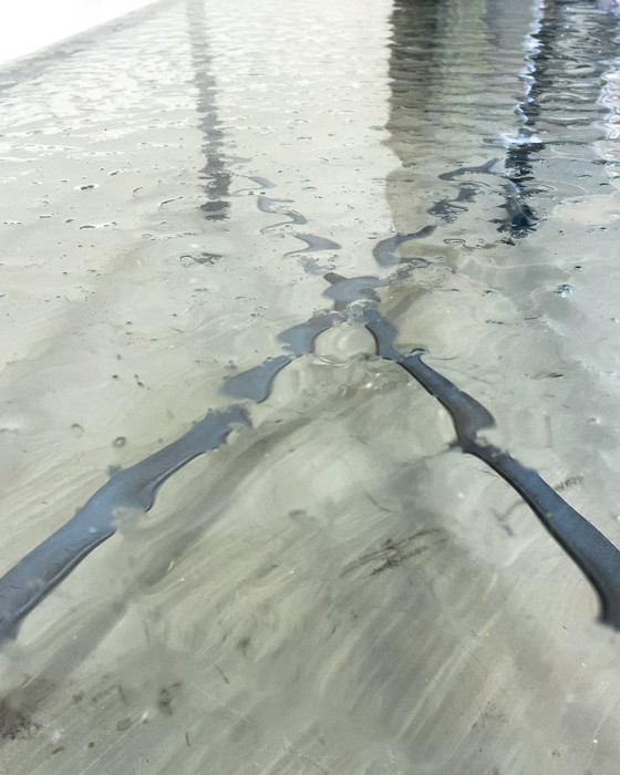 Image 1 of Couchtisch aus mundgeblasenem Glas auf Schmiedeeisen