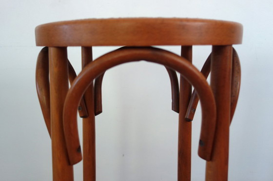 Image 1 of Hoge gebogen houten kruk met vintage rieten zitting