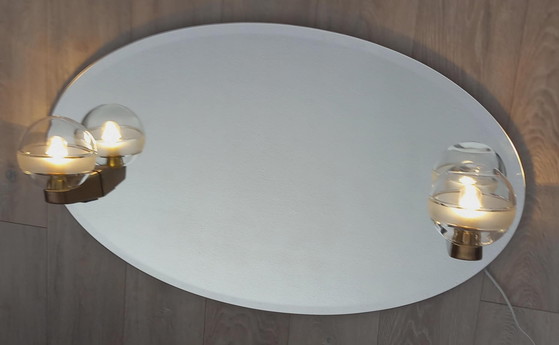 Image 1 of Mid Century Kristalgeslepen Badkamer Spiegel met 2 bolvormige glazen lampen op Massief messing armatuur T+L Royal Duitsland