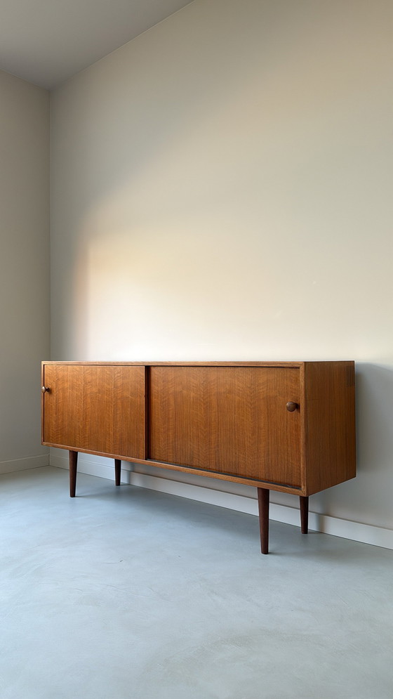 Image 1 of Buffet vintage en bois avec portes coulissantes