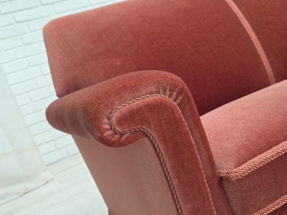 Image 1 of Sofá danés de 3 plazas, década de 1970, tapizado en terciopelo rosa salmón y madera de haya.