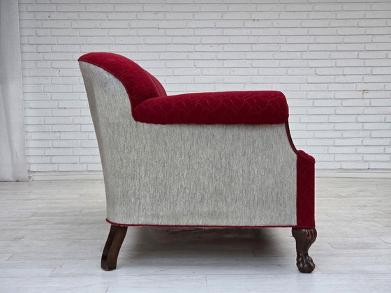 Image 1 of Dänisches 3-Sitzer-Sofa aus den 1950er Jahren, roter und hellgrauer Möbelwollbezug, geschnitztes Eichenholz.