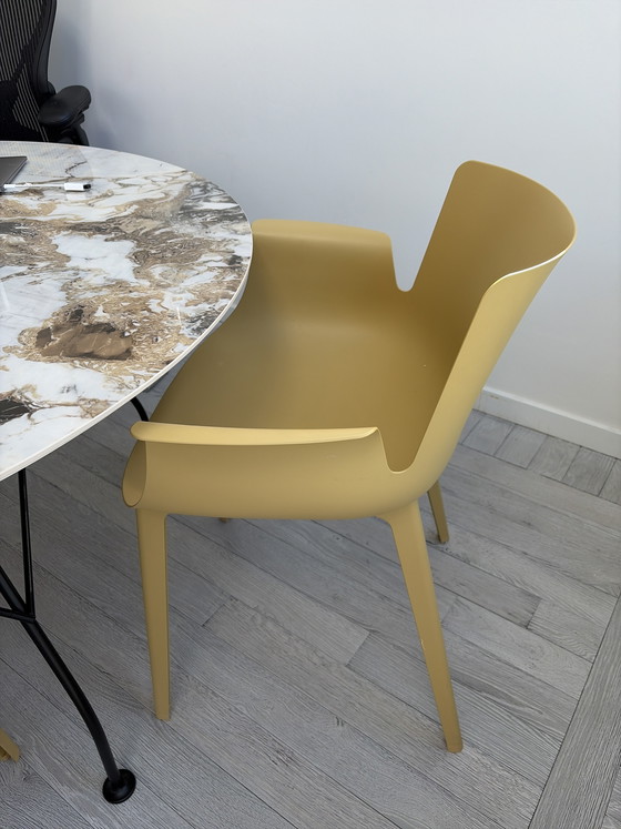 Image 1 of Chaise Kartell Piuma, couleur moutarde