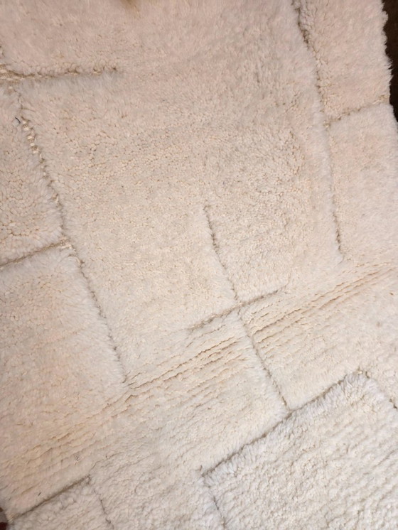 Image 1 of Small cream Moroccan Beni Ourain pmush rug 147 x 102 cm