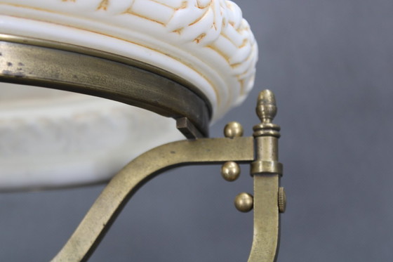 Image 1 of Lampe de table en laiton restaurée des années 1930 avec base en bois et abat-jour en verre