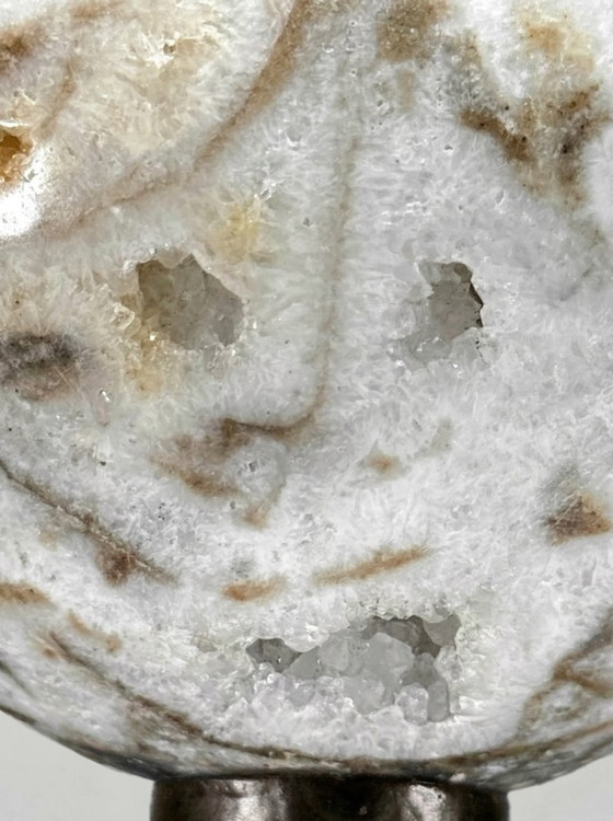 Image 1 of Impresionantes esferas de ágata drusa (cuarzo) sobre bases: decoración mineral contemporánea.