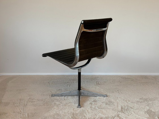 Image 1 of Chaise en aluminium modèle EA 105, conçue par Eames pour Herman Miller, années 1970