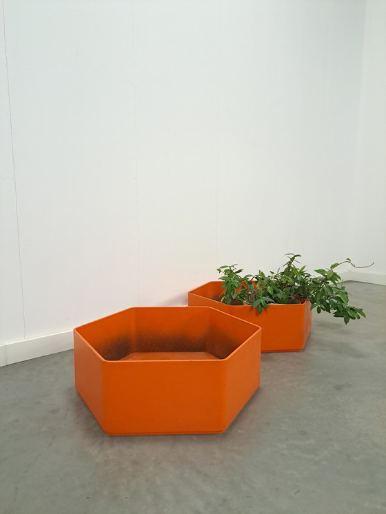 Image 1 of Maceta de plástico naranja para flores