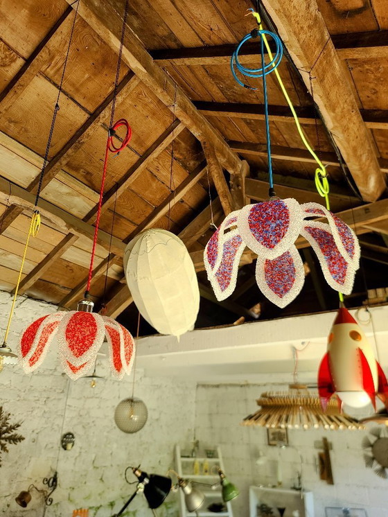 Image 1 of 2x cestini a sospensione floreali in perspex colorato degli anni '70