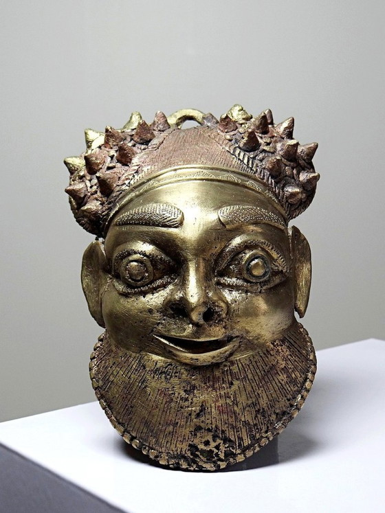 Image 1 of Pequeña máscara Oba de bronce dorado procedente de Bamoun, Camerún, África antigua
