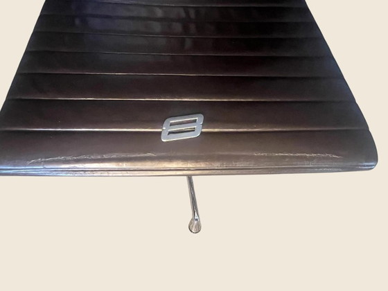 Image 1 of Original Vintage Vitra EA 105 hergestellt 1986. Ray und Charles Eams Drehstuhl mit dunkel braunem Lederbezug und Label