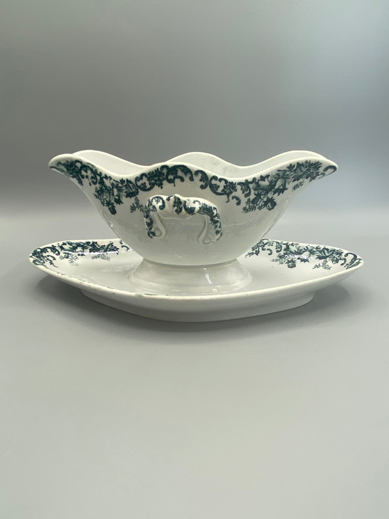 Salsiera in maiolica Grand & Millet, decorazione a campanula verde, manico a forma di cane, bordo smerlato. (photo 3 of 7)