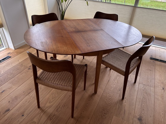 Image 1 of Scandinavische eetstoelen en eettafel van het merk  Niels O Mōller