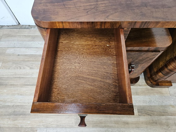 Image 1 of Mesitas de noche Art Déco lineales y geométricas en nogal