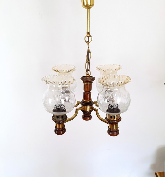 Image 1 of Lustre Vintage en bois et laiton avec quatre bras, abat-jour décoratifs en verre, élégante suspension pour le salon