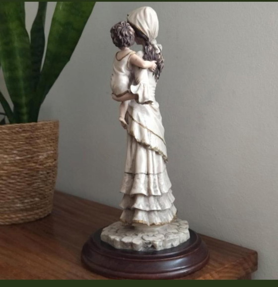 Image 1 of Estatua de la madre y el niño