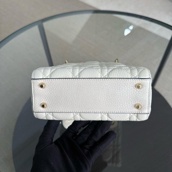 Image 1 of DIOR LADY MINI - PELLE DI VITELLO GRAMMATIZZATA CANNAGE, DETTAGLI IN ORO BIANCO