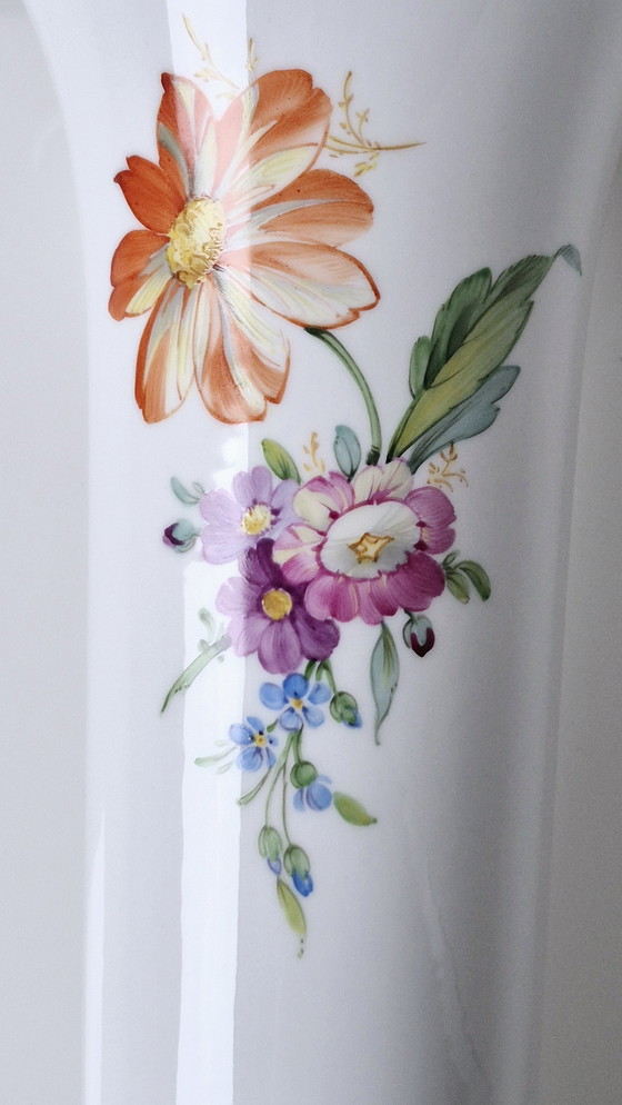Image 1 of Vaso KPM Berlin, decorazione floreale con bordi dorati, dipinto a mano, 19,3 cm