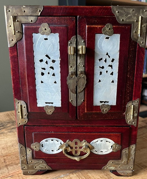 Wunderschöne, antike chinesische Schmuckschatulle aus Rosenholz mit Jade, Messing und Originalschloss (ca. 1960er Jahre)
