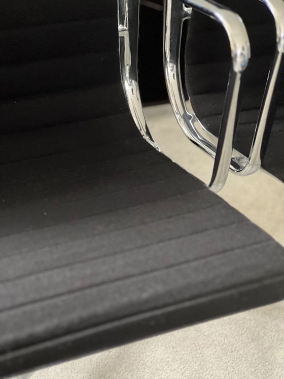 Image 1 of 2 sillas Vitra EA 107 hopsak