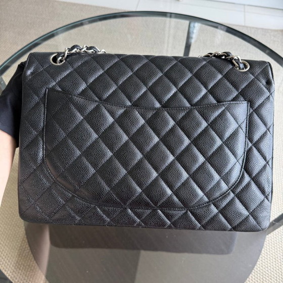 Image 1 of Borsa Chanel Classic Flap Maxi - Caviar 33CM, chiusura singola con patta, trapuntata, nera, con finiture argentate, serie 13