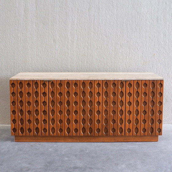 Credenza brutalista contemporanea in legno intagliato con piano in travertino – Credenze, Wood, Brass (photo 2 of 16)