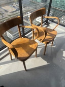 2x houten vintage stoelen gebogen design
