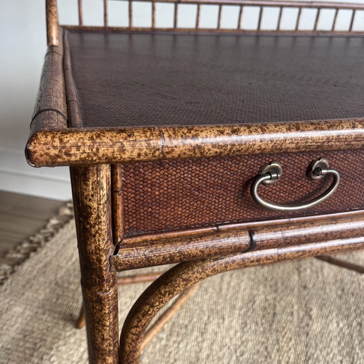 Antiek Hemingway Chinoiserie style Sidetable bureau  in bamboe rotan