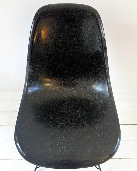 Image 1 of Vitra Eames Fiberglas-Stuhl – Elefantenhautgrau (2 verfügbar)