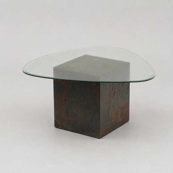 Image 1 of Mesa de centro de diseño exclusivo con base de piedra natural y tablero de cristal orgánico.