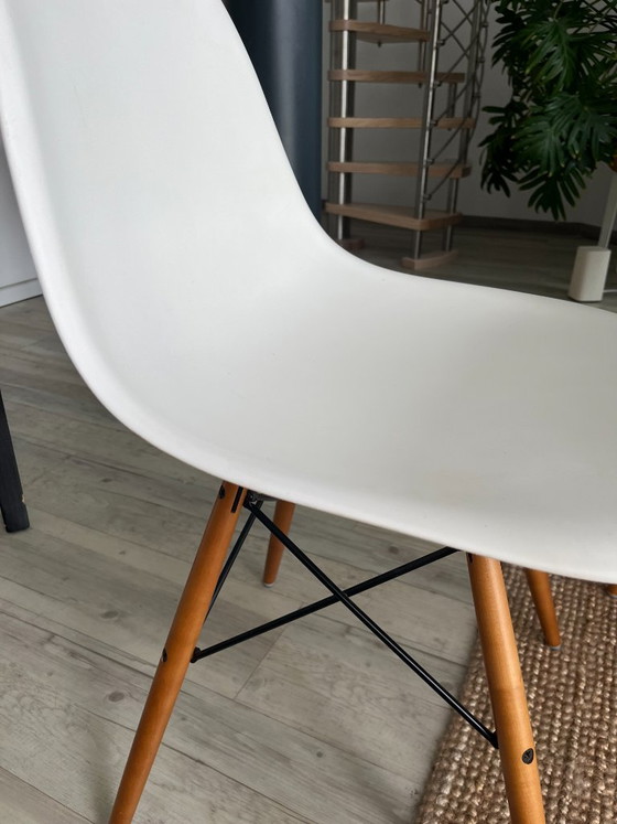 Quattro sedie Vitra Eames DSW originali in bianco con gambe in acero del 2010 – Sedie da pranzo, Wood, Plastic (photo 4 of 5)