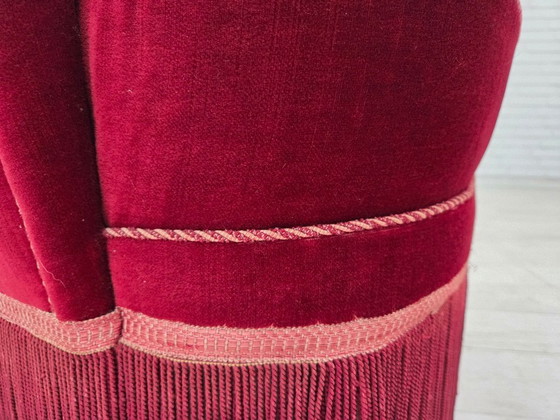 Image 1 of Fauteuil danois des années 1970, revêtement en velours rouge cerise, pieds en frêne.