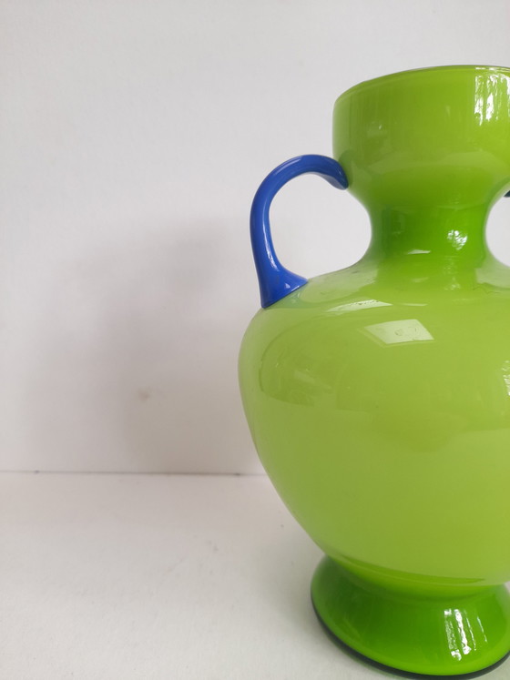 Image 1 of Vase vert pistache à anses bleues opaline italienne 