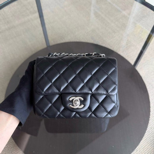 Borsa Chanel Classic Flap Mini Square - 17 cm in pelle di agnello trapuntata nera con finiture argentate, serie 26